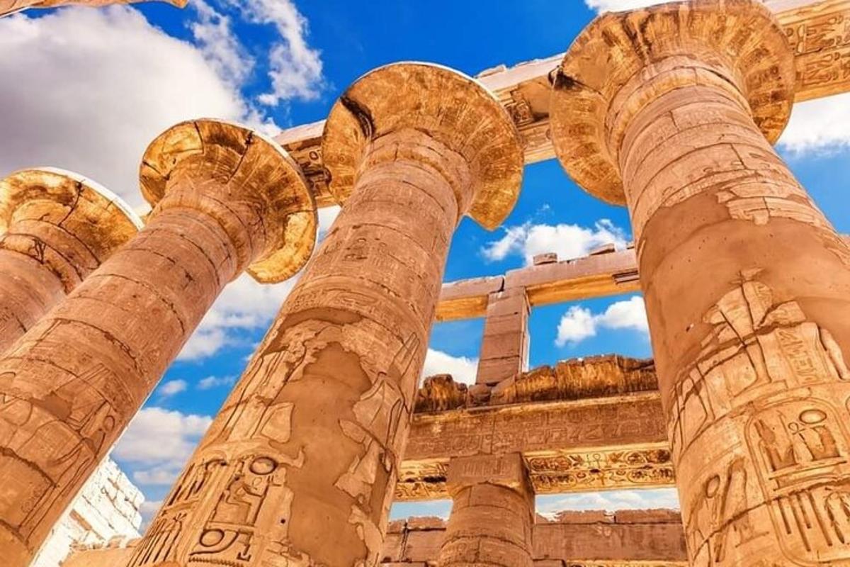 antiche rovine del Partenone ad Atene con un cielo azzurro