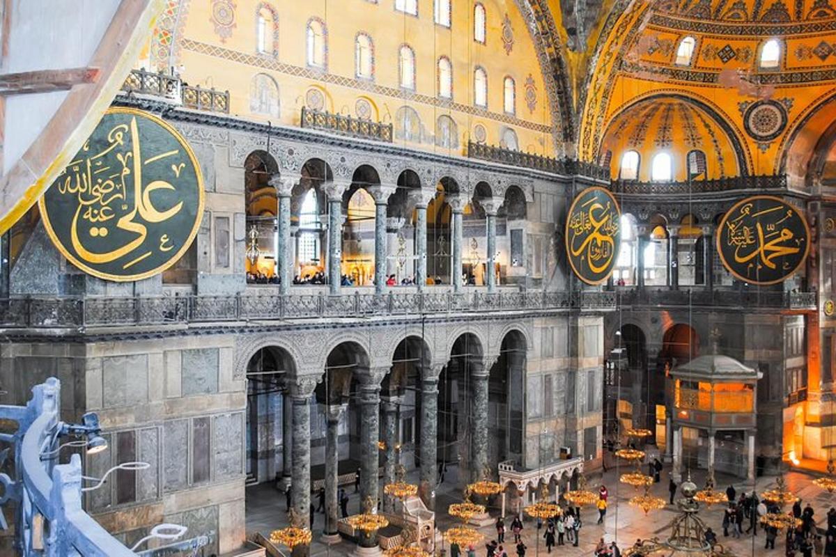 un grande edificio con orologi ai lati