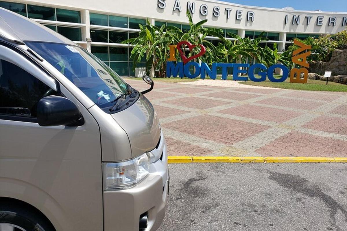 en vit skåpbil parkerad framför en byggnad