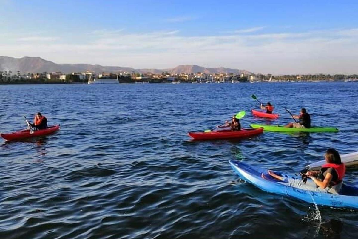 un gruppo di persone che fa kayak su un grande specchio d'acqua