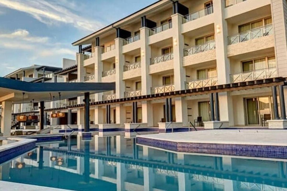 hotel s bazénem před budovou