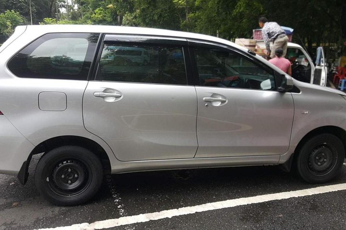 stříbrné auto zaparkované na parkovišti