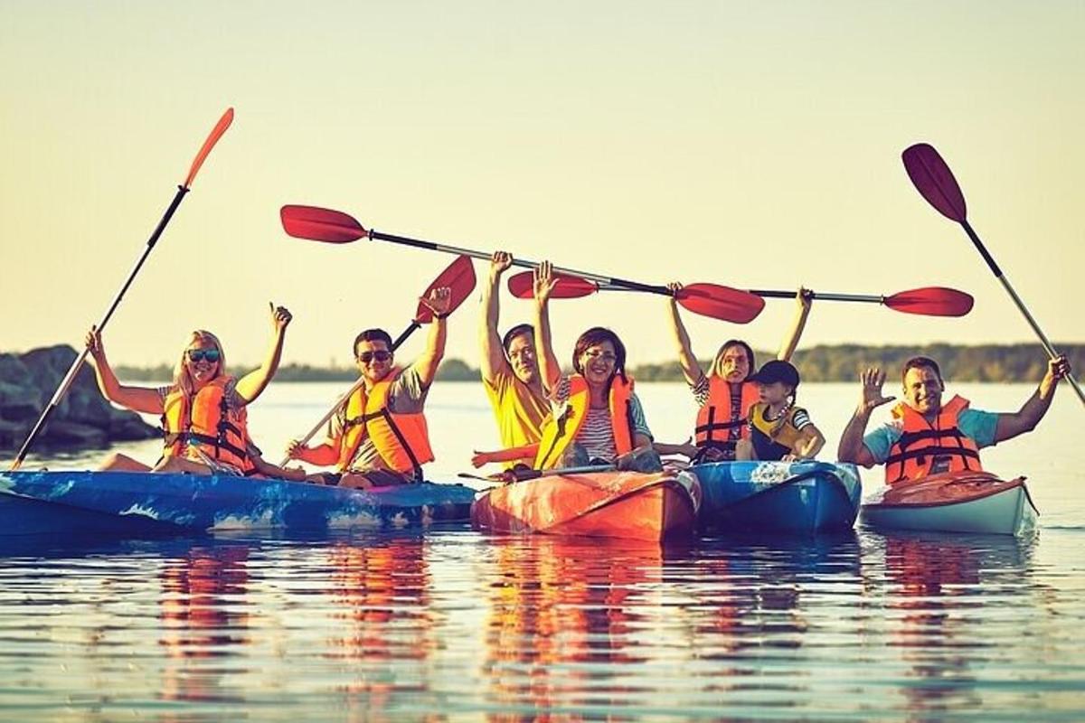 un gruppo di persone in kayak sull'acqua
