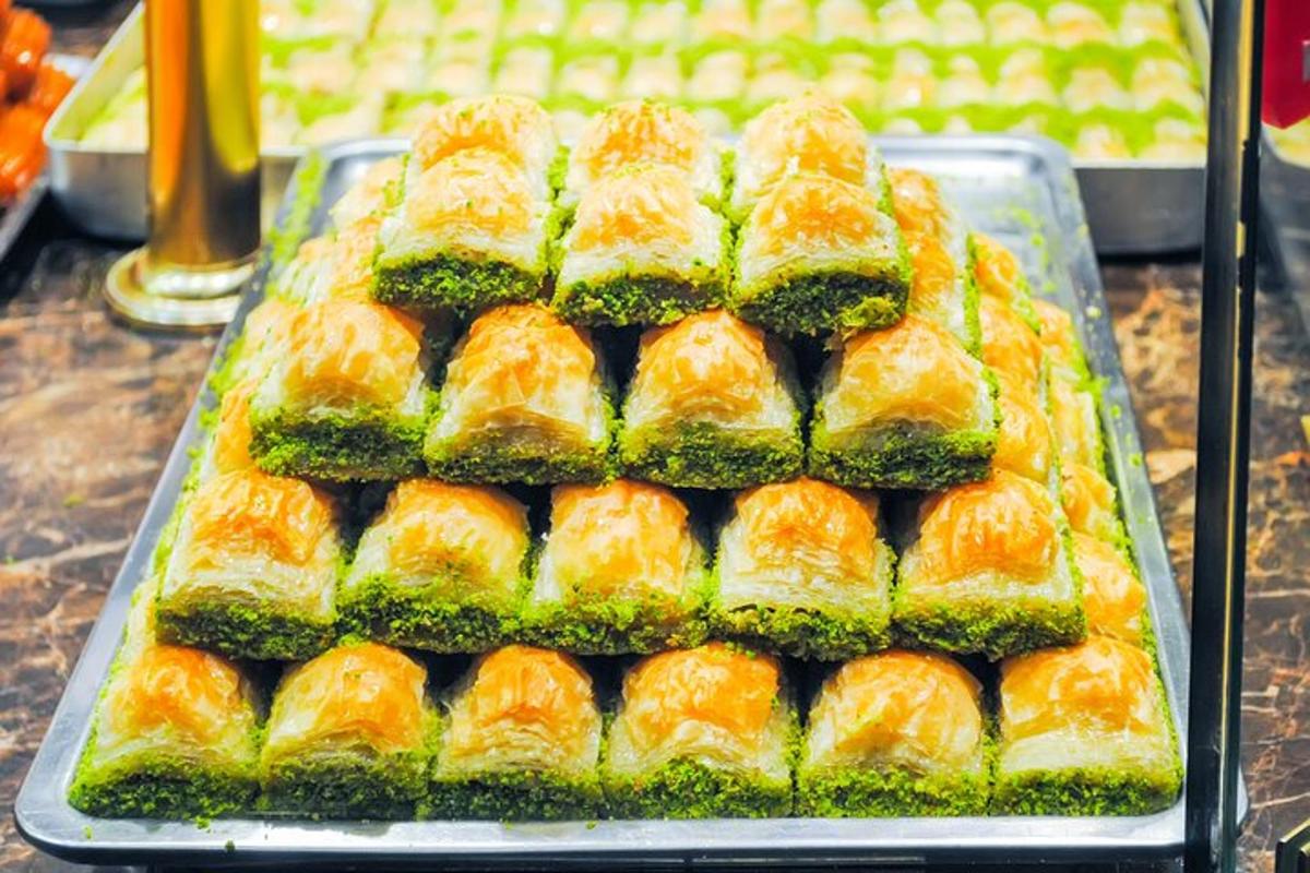 un vassoio di pane ai broccoli su un tavolo