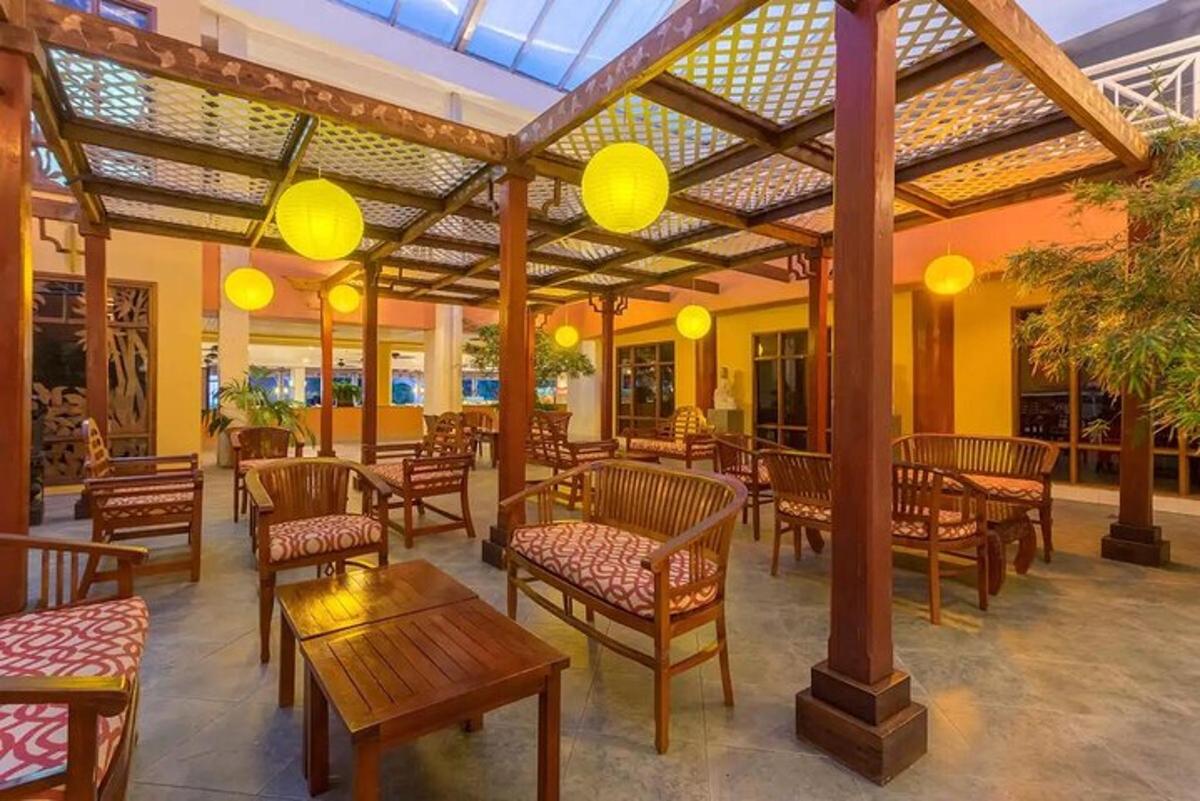 restauracja z drewnianymi krzesłami, stołami i oświetleniem