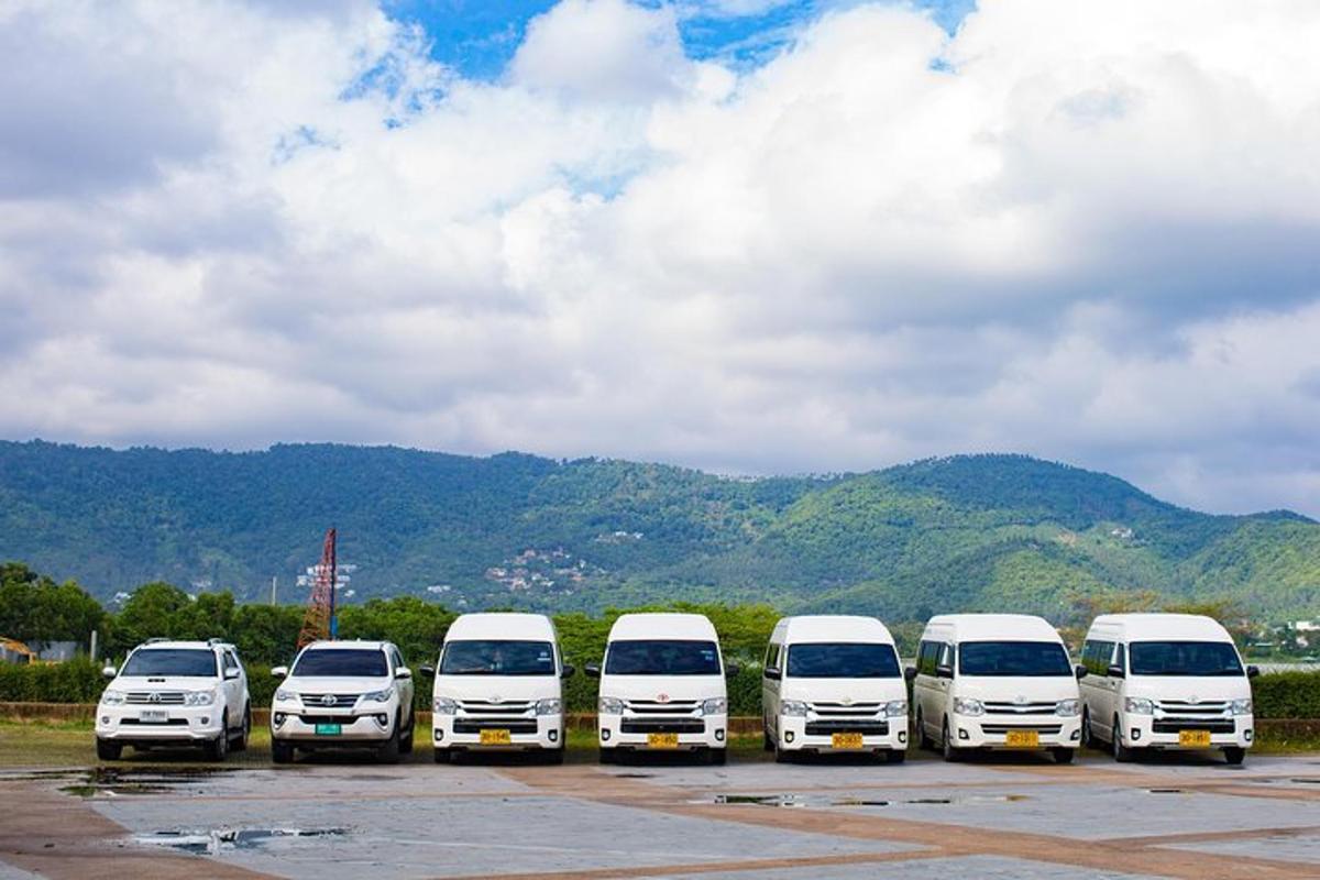uma fileira de caminhões brancos estacionados em um estacionamento