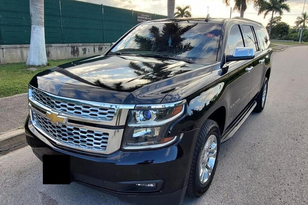 주차장에 주차된 검은색 SUV