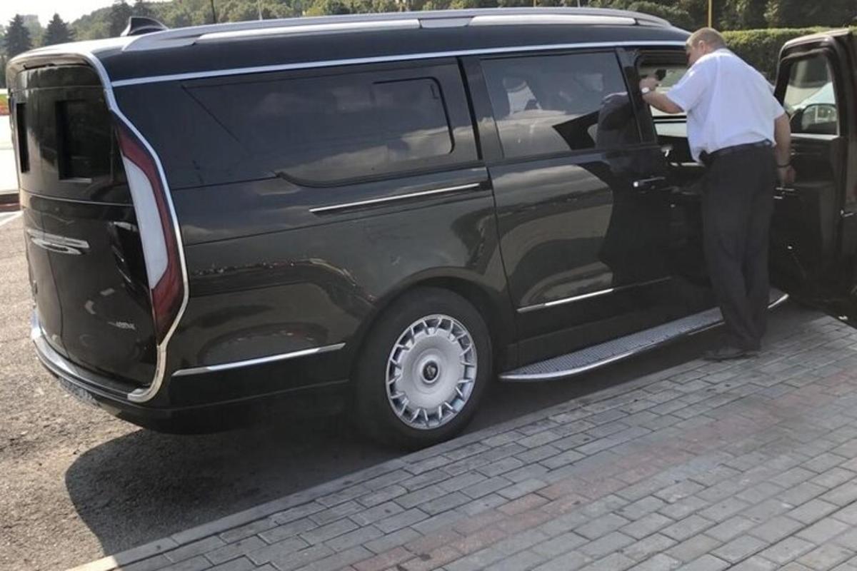 vyras atidarė juodo mikroautobuso dureles