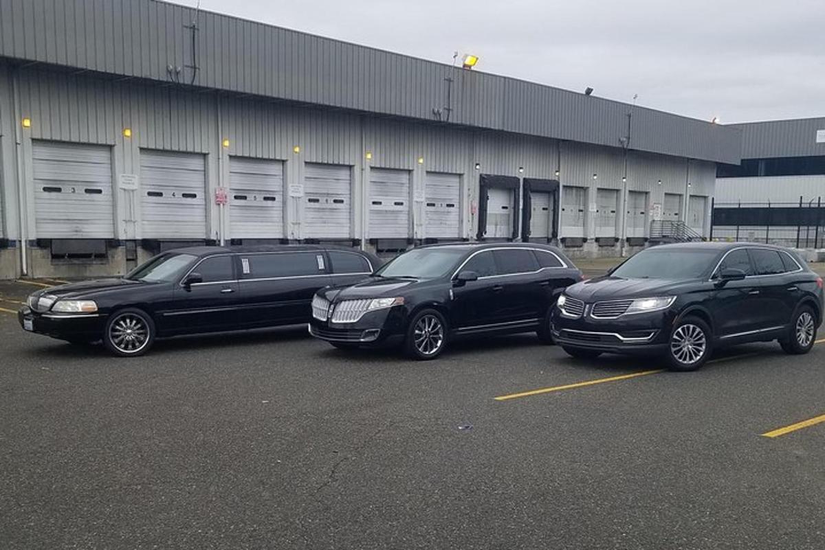 Un grupo de tres coches estacionados en un estacionamiento.