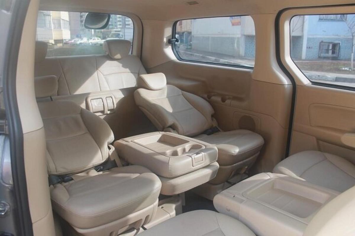 Una vista de los asientos traseros de una minivan.