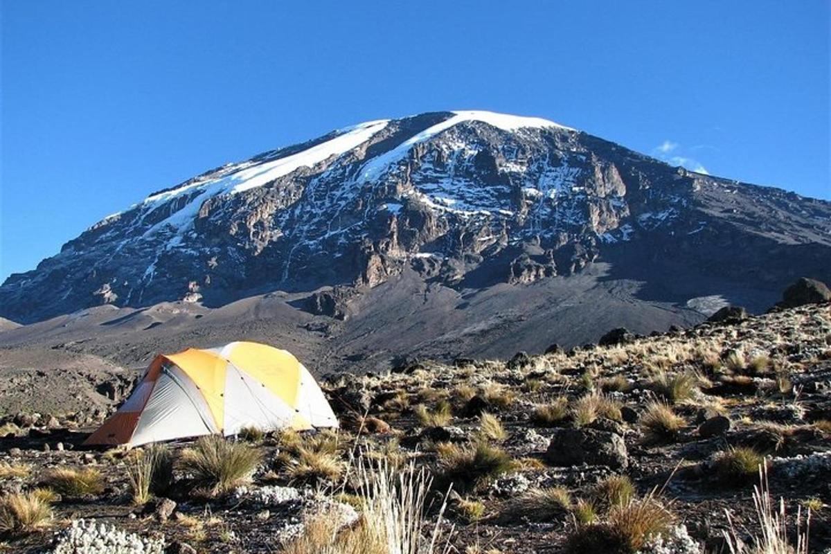 una tenda davant d'una muntanya nevada