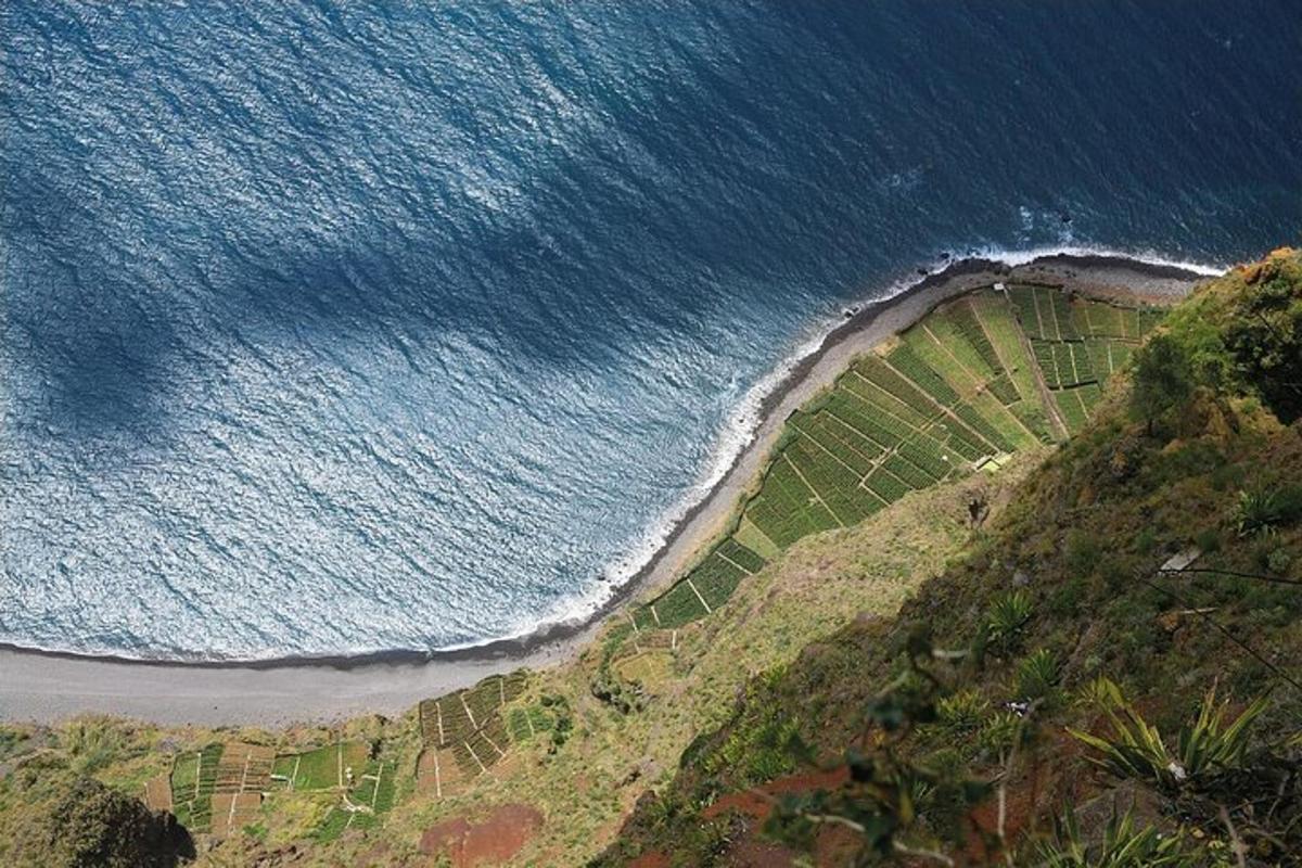 una vista aerea dell'oceano e di una spiaggia