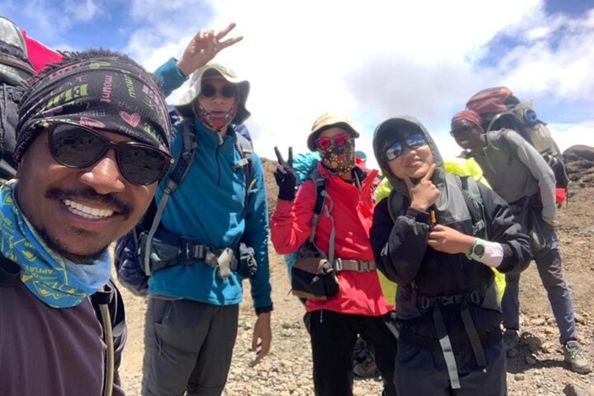 sekumpulan orang berdiri di atas gunung