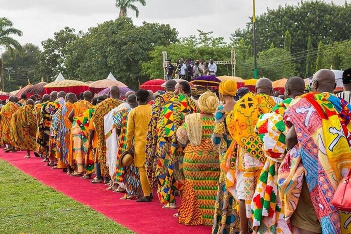 Un grupo de personas vestidas con ropa colorida en una alfombra roja.