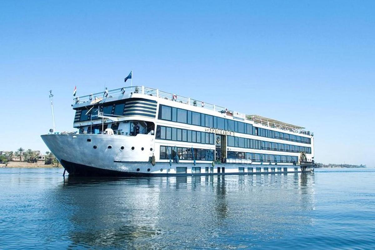 una grande nave da crociera in acqua
