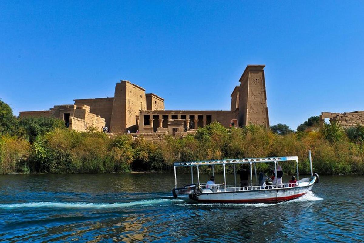 una barca sull'acqua di fronte a un castello