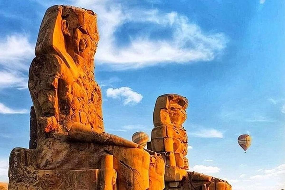 un aquilone che vola accanto a una statua di Aaraoh