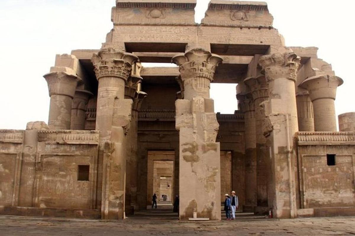 un edificio con persone in piedi di fronte