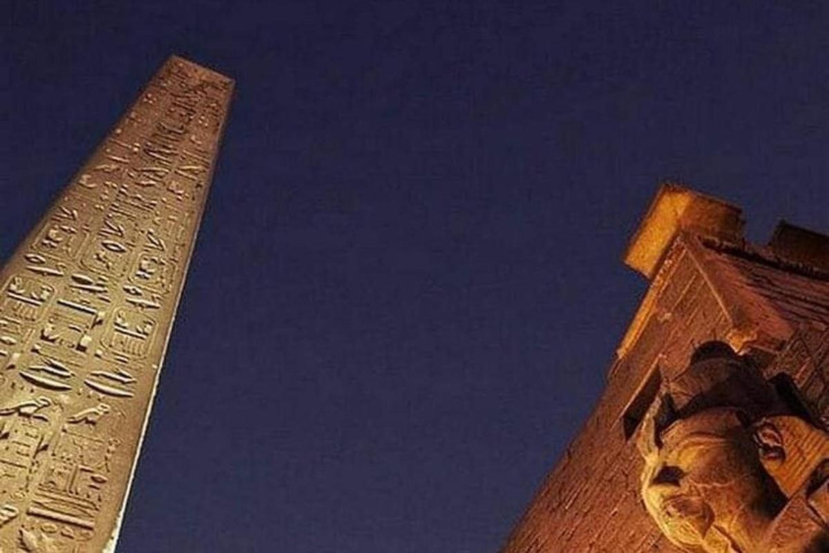 un edificio alto con una statua di fronte