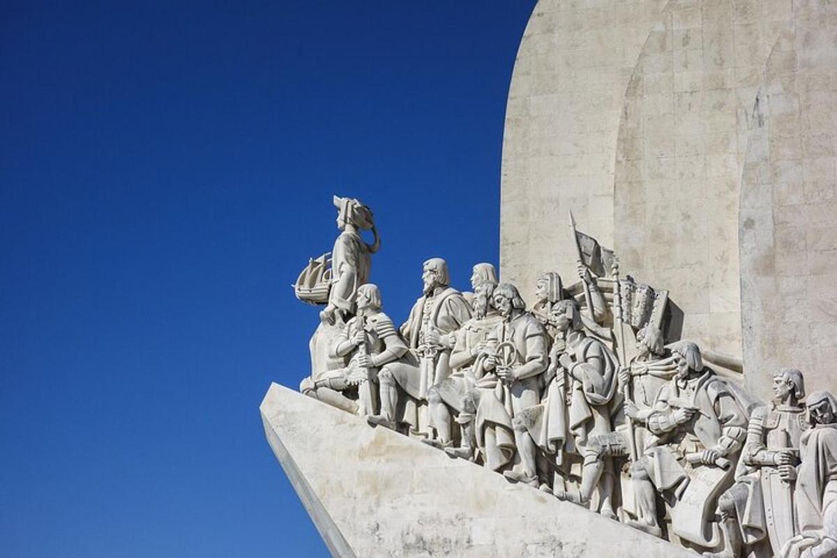 ένα μνημείο με ένα σωρό αγάλματα πάνω του