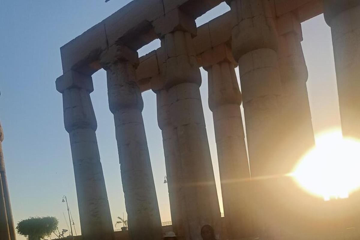 una vista di un edificio con il sole alle spalle