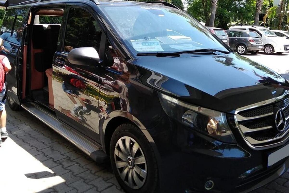 ein schwarzes Auto mit einer Werbung an der Seite