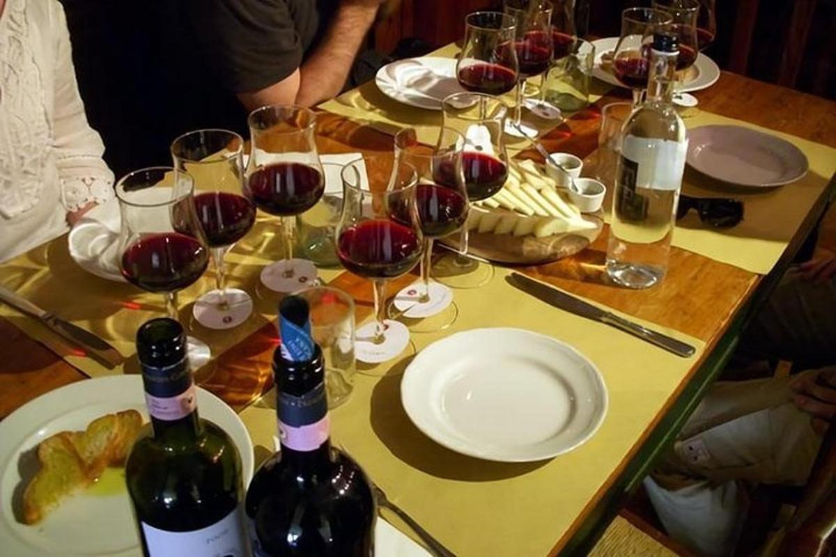 un tavolo con bicchieri di vino e bottiglie di vino