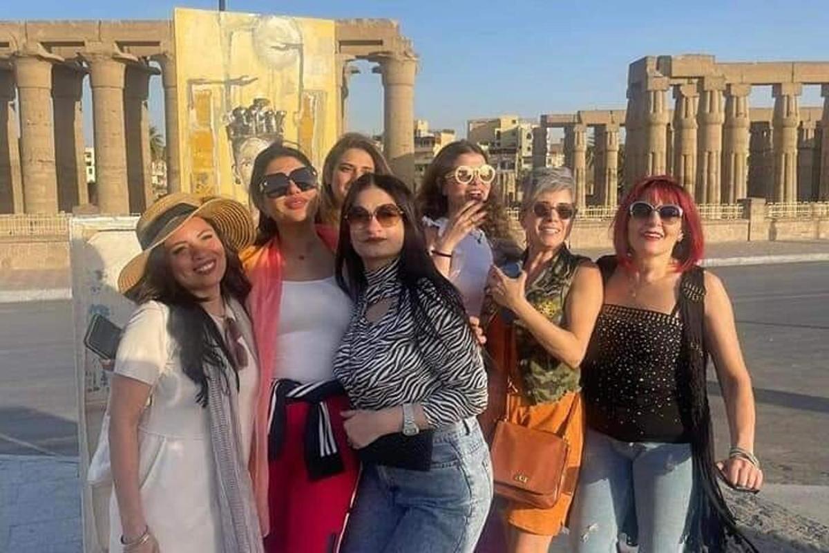 un gruppo di donne in piedi davanti a un edificio