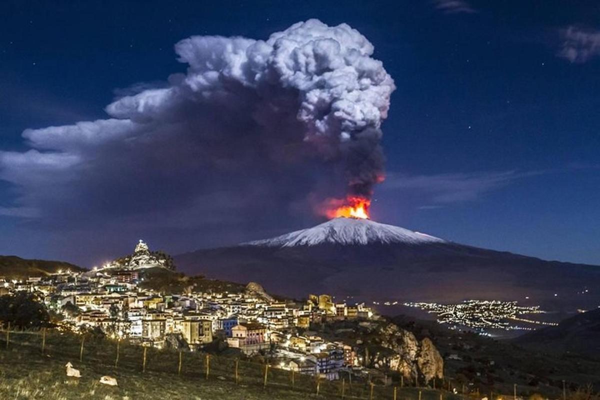 夜の火山の噴火と都市