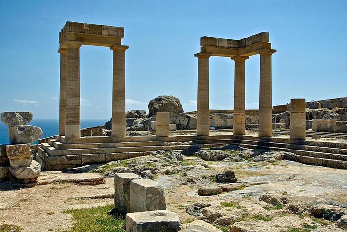 iidne sammastega tempel mäe otsas