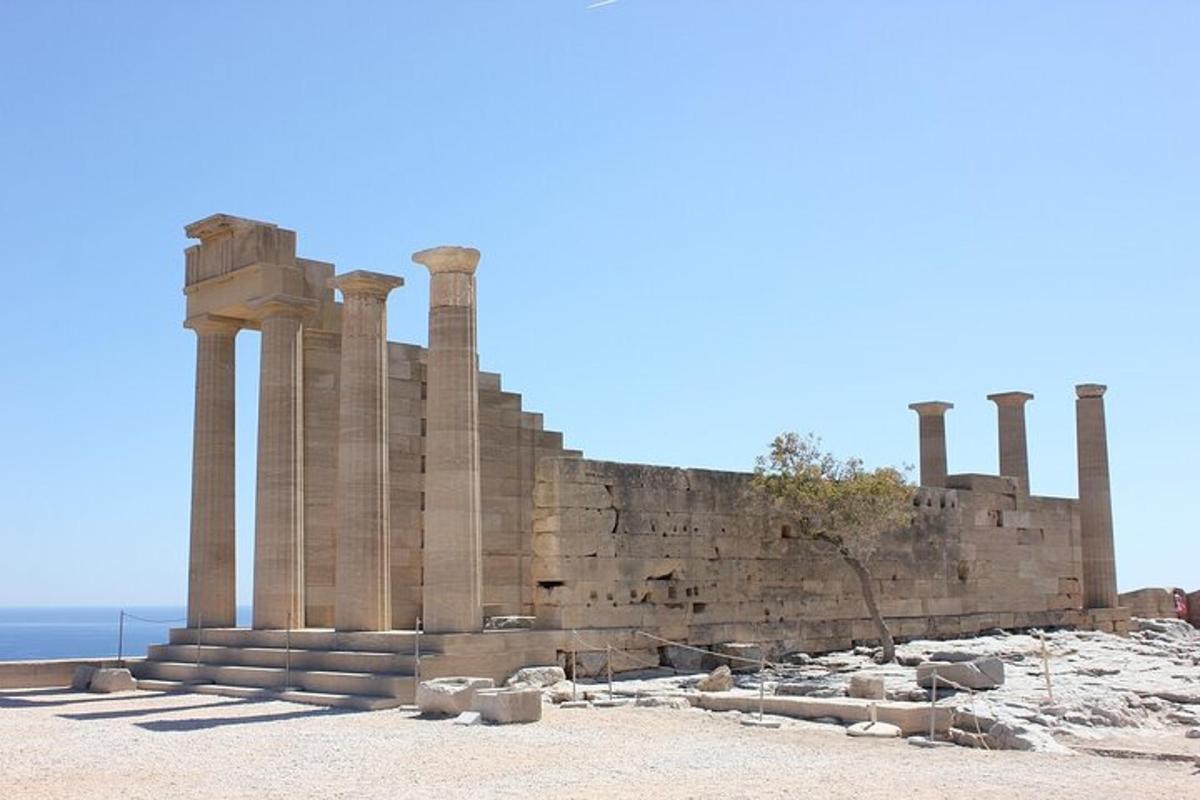 ruinas antiguas de un edificio en la playa