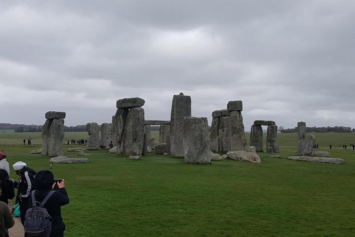 un gruppo di persone che scatta foto di Stonehenge