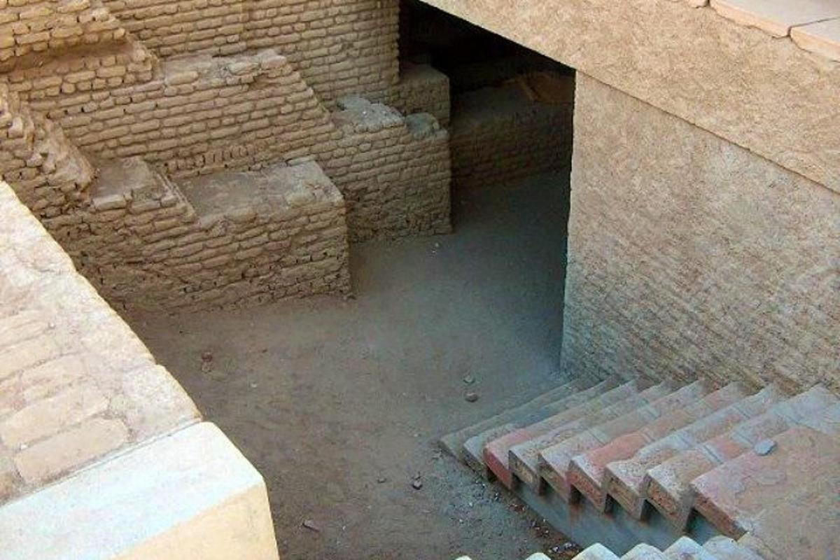غرفة قديمة من الطوب مع جدار من الطوب ودرج