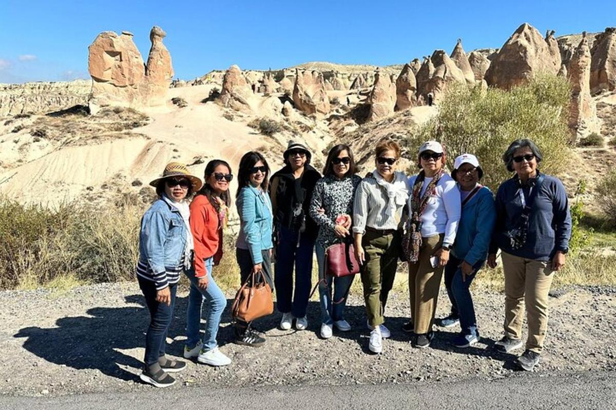 Un grupo de personas posando para una foto en el desierto.