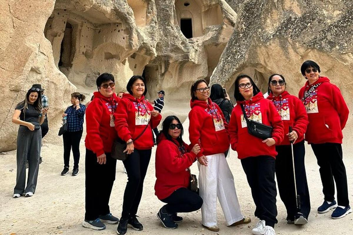 Un grupo de mujeres con chaquetas rojas posando para una foto.