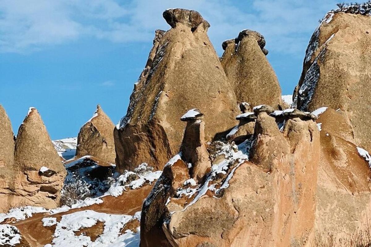 Un grupo de rocas con nieve sobre ellas