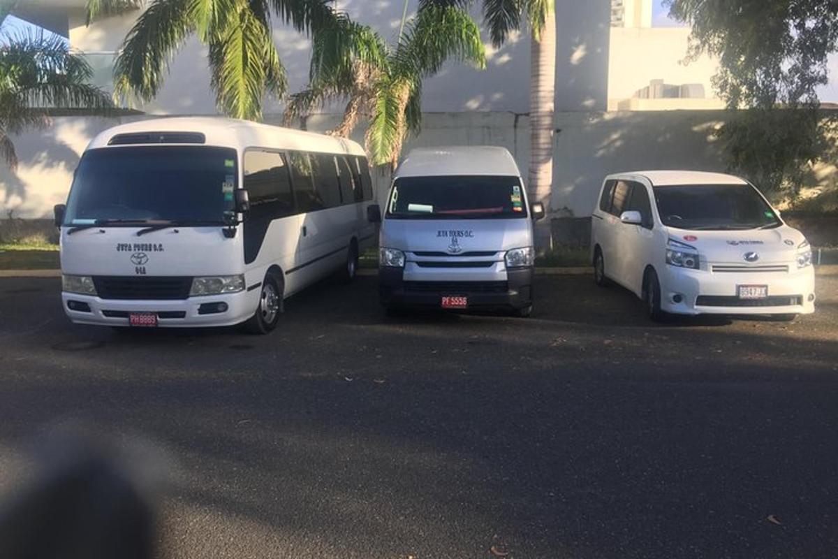 három furgon és egy személyautó parkolt egy parkolóban