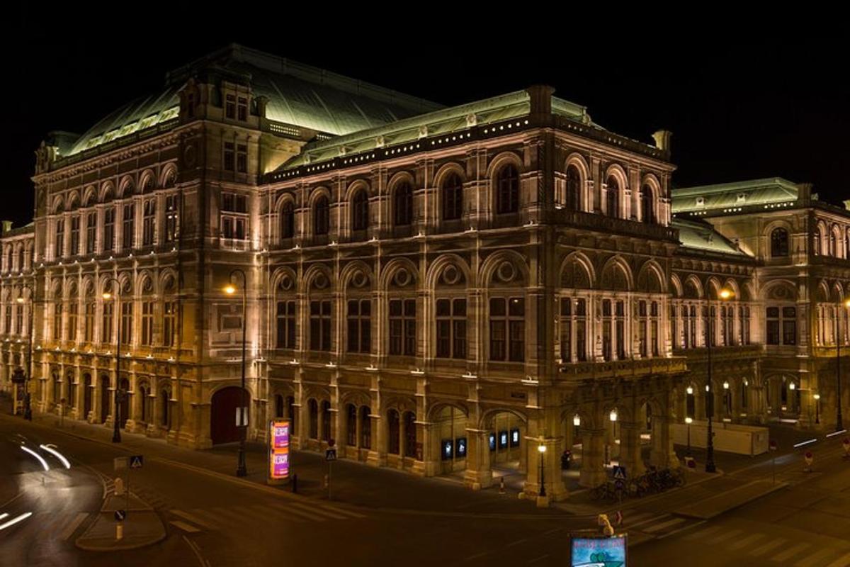 un grande edificio è illuminato di notte