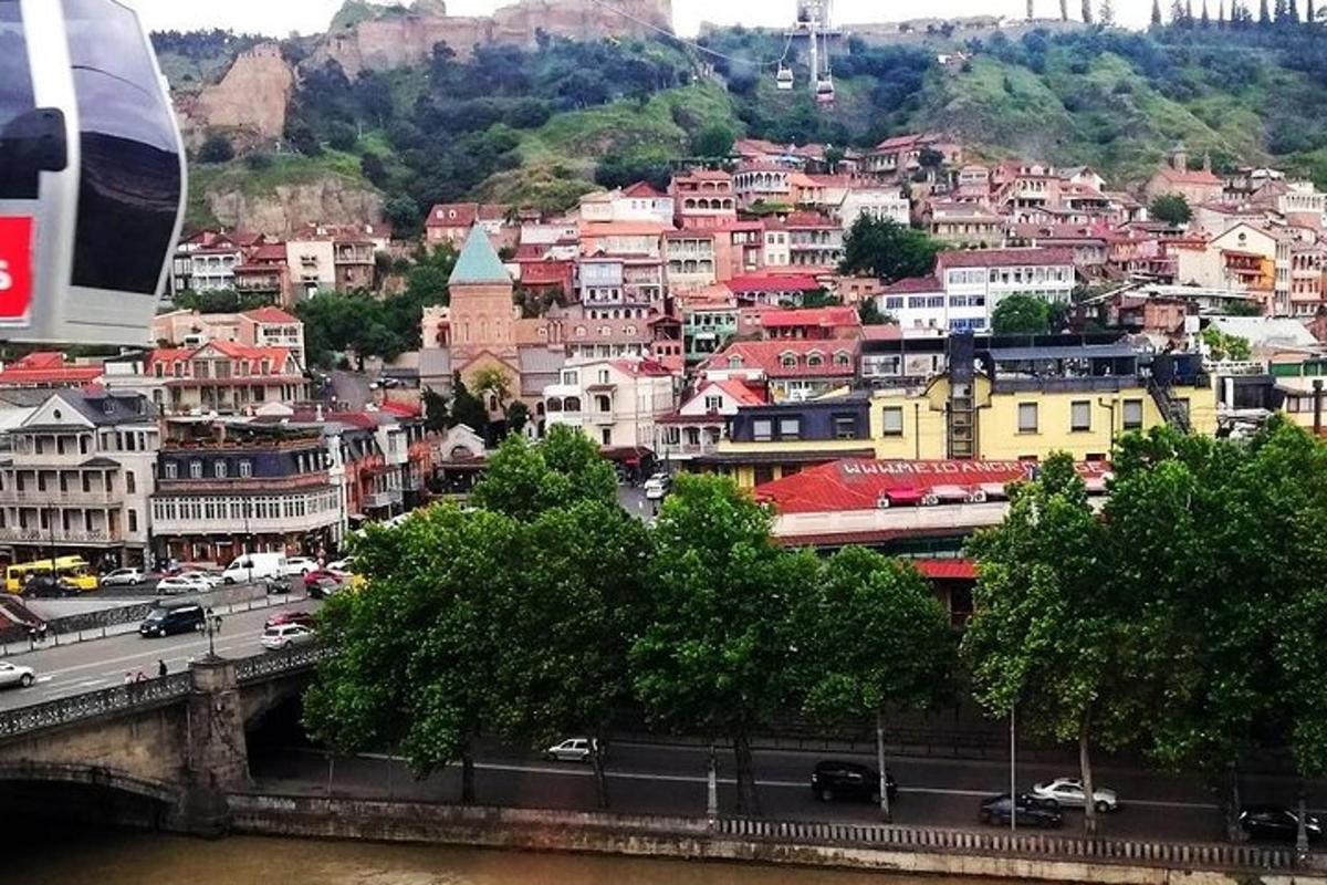 uma vista de uma cidade com uma ponte e edifícios
