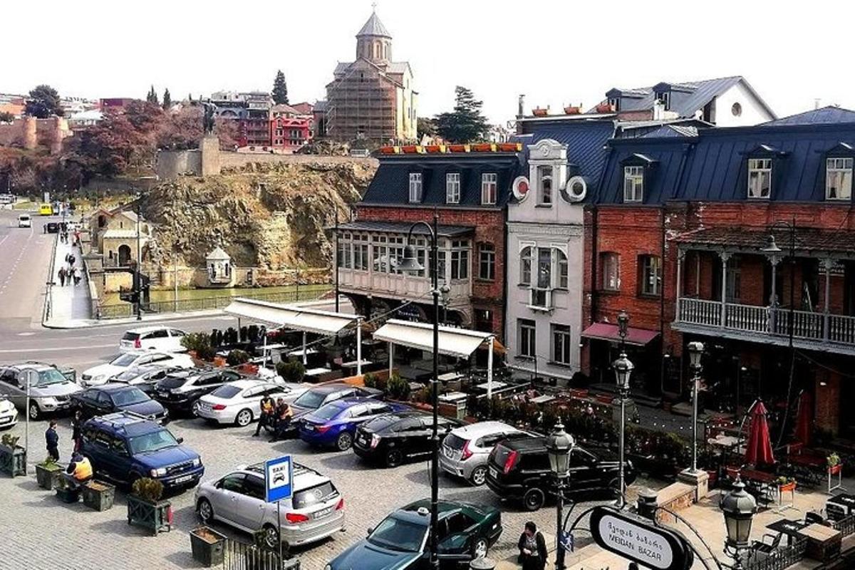 una ciudad con coches aparcados en un estacionamiento