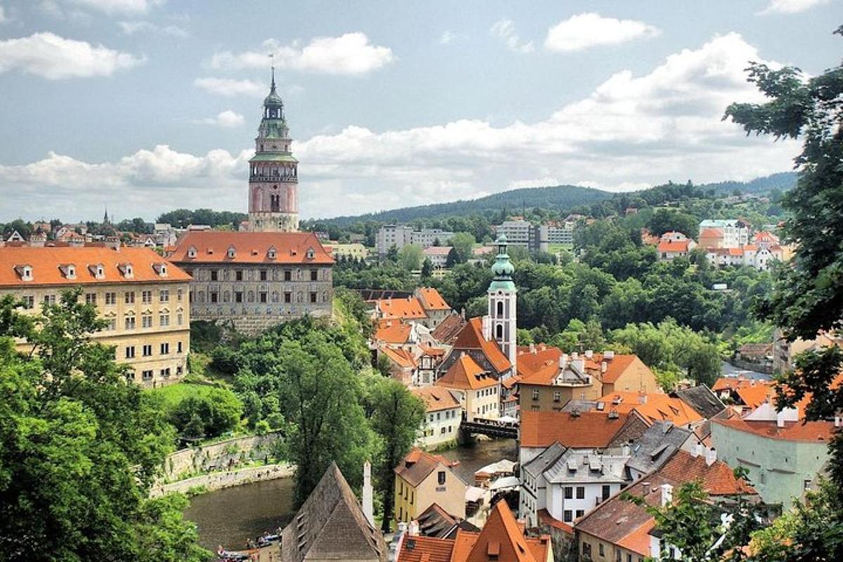 una vista di una città con un fiume e degli edifici