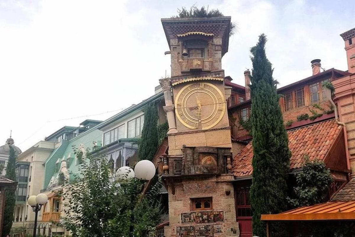 uma torre de relógio na lateral de um edifício