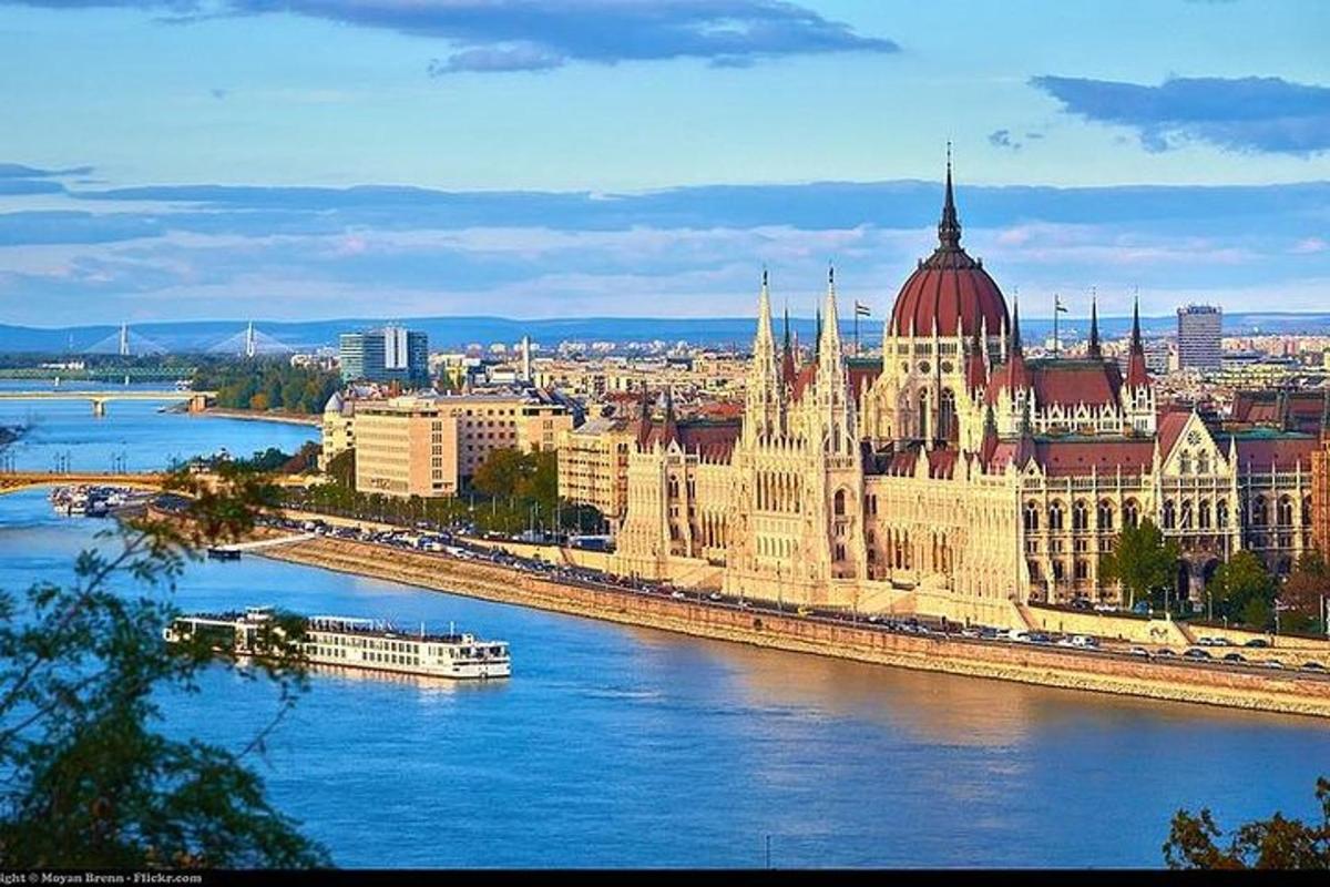 велика зграда са кулом на врху реке