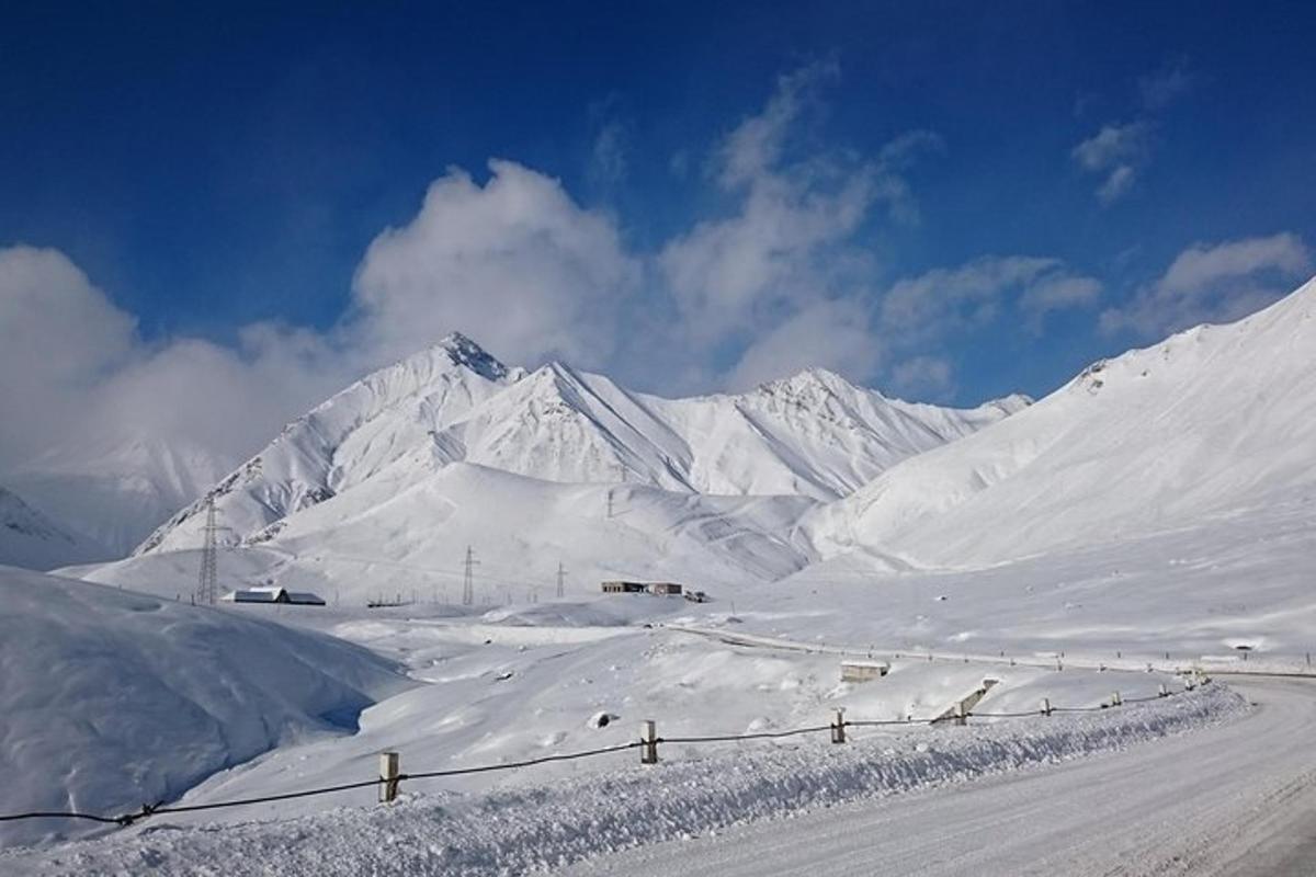 snæviþakið fjall með vegi fyrir framan sig