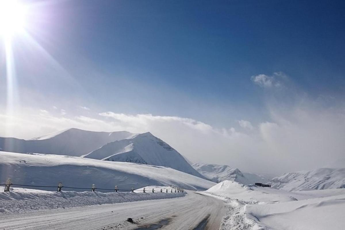 eine Gruppe von Menschen auf einem schneebedeckten Berg