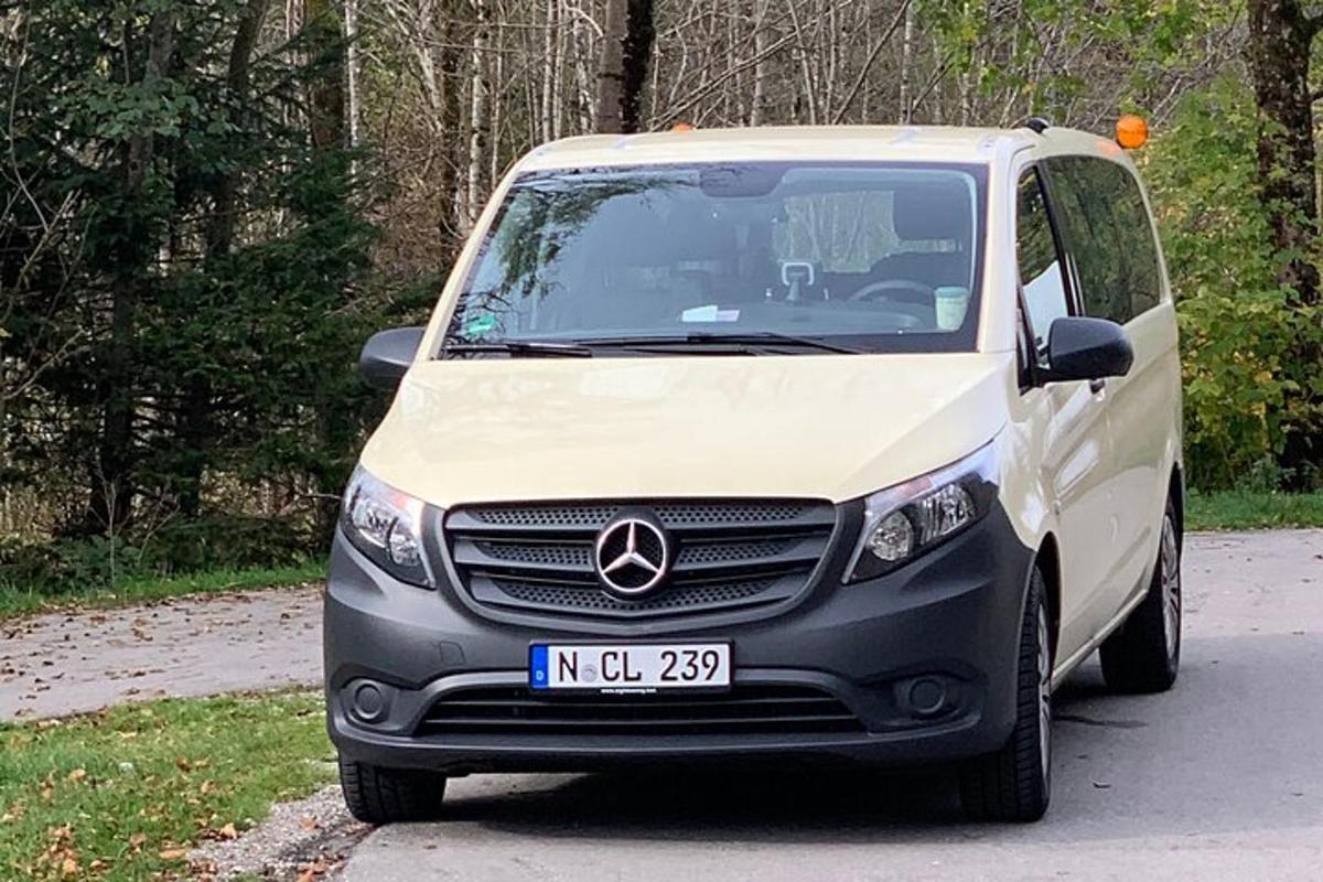Ein weißer Lieferwagen steht auf einer Straße