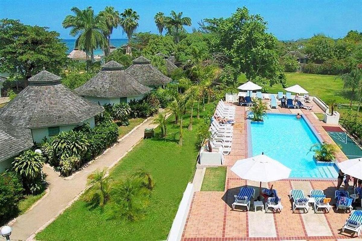 Letecký pohled na resort s bazénem