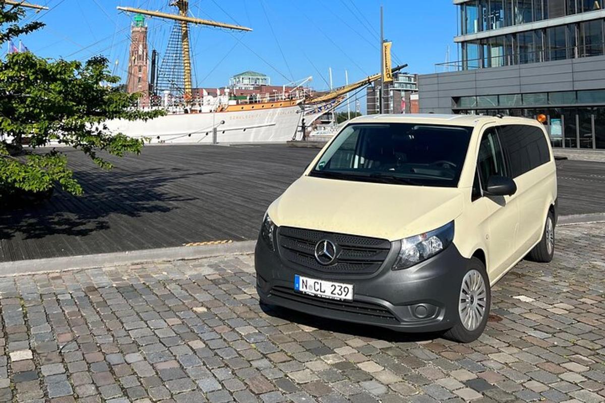 malá bílá dodávka zaparkovaná na parkovišti