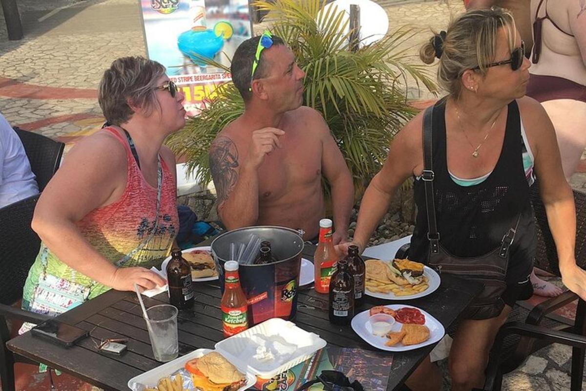 un gruppo di persone sedute a un tavolo con del cibo