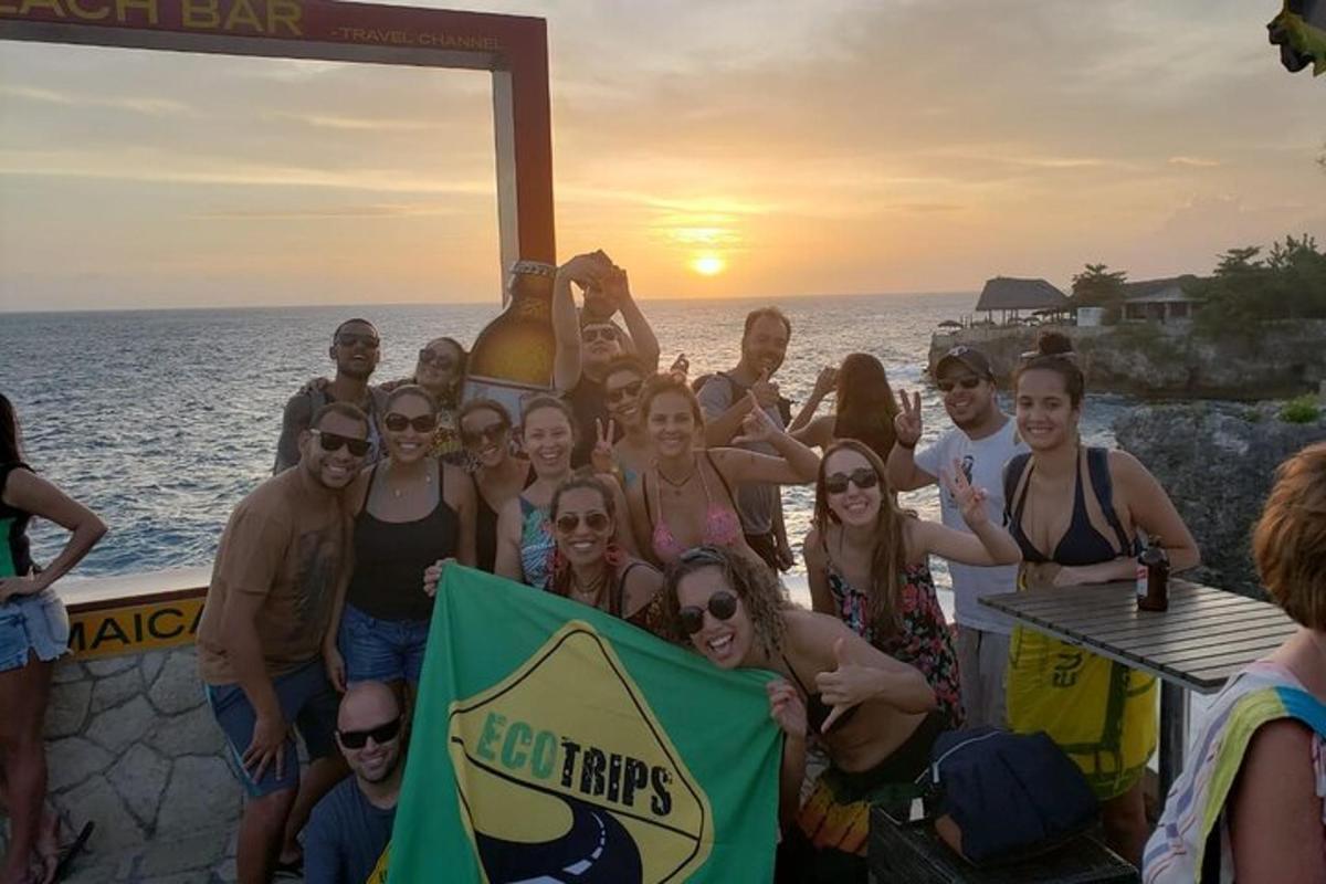 un gruppo di persone in posa per una foto in spiaggia